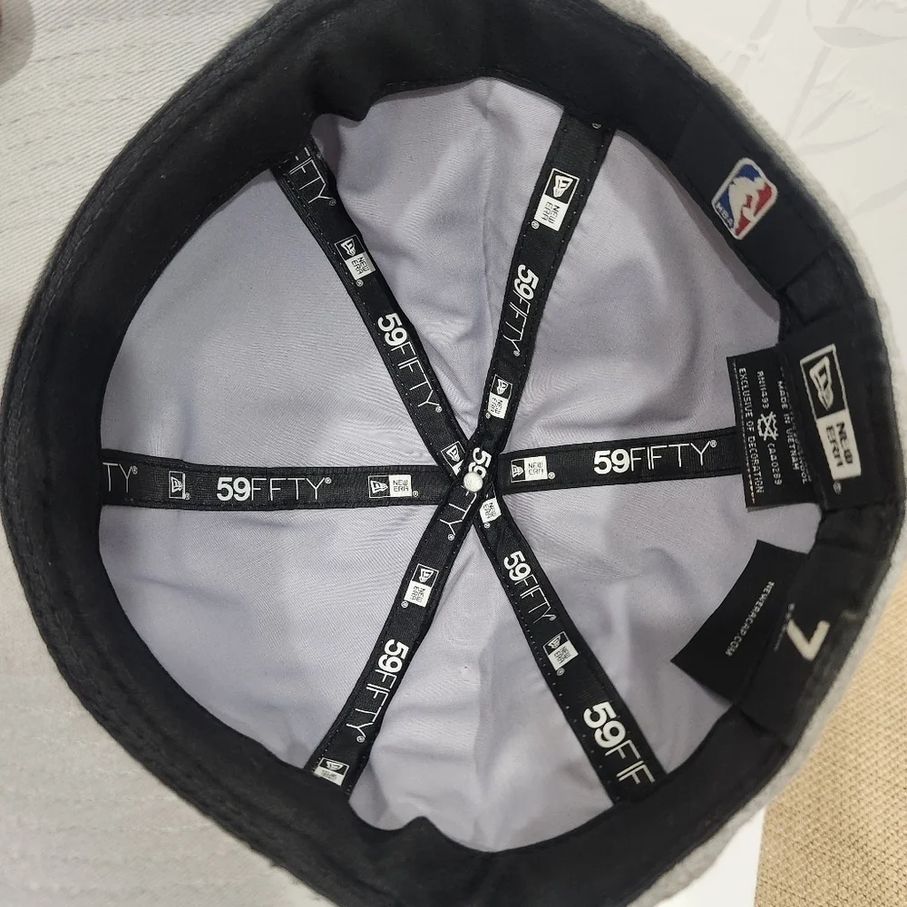 New Era NBA Chicago Bulls Metal Badge 59FIFTY Fitted‎ Cap Gray  7  55.8cm EUC